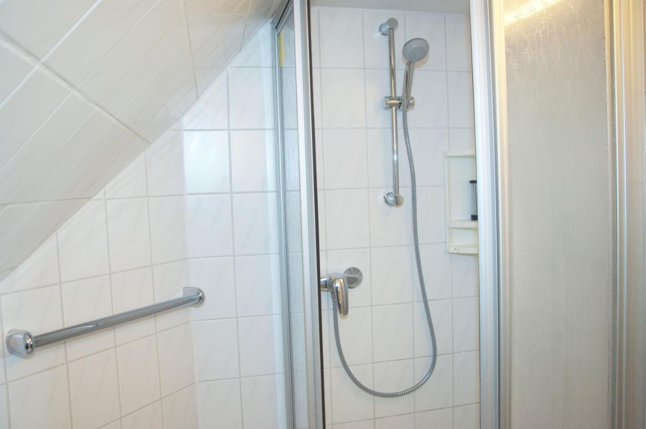 Wg Bernstein - Reetdachhaus - Ruhe Und Seeblick Sellin  Bagian luar foto